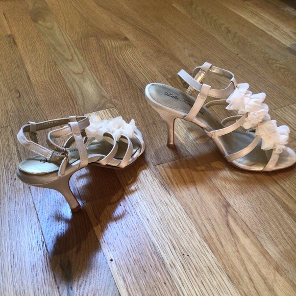 HP💝LuLu Townsend Ivory sz 7 petal accent 3” heel - Picture 3 of 7